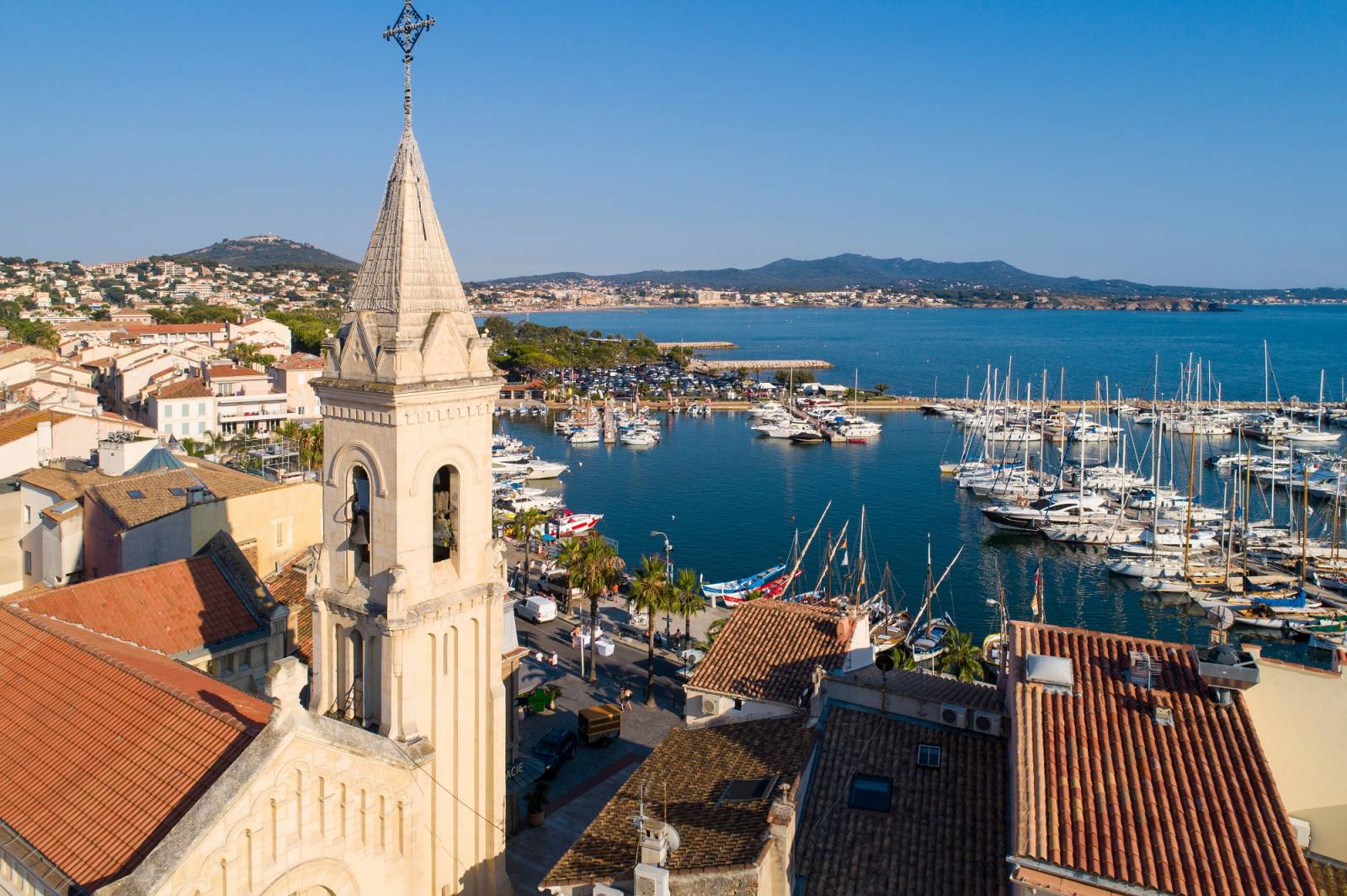 Immobilier à Sanary-sur-Mer en 2024 : Prix Moyens pour Appartements et Maisons dans le Neuf et l'Ancien